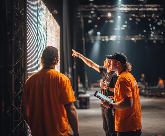 Technik MultiSkill przy panelu kontrolnym